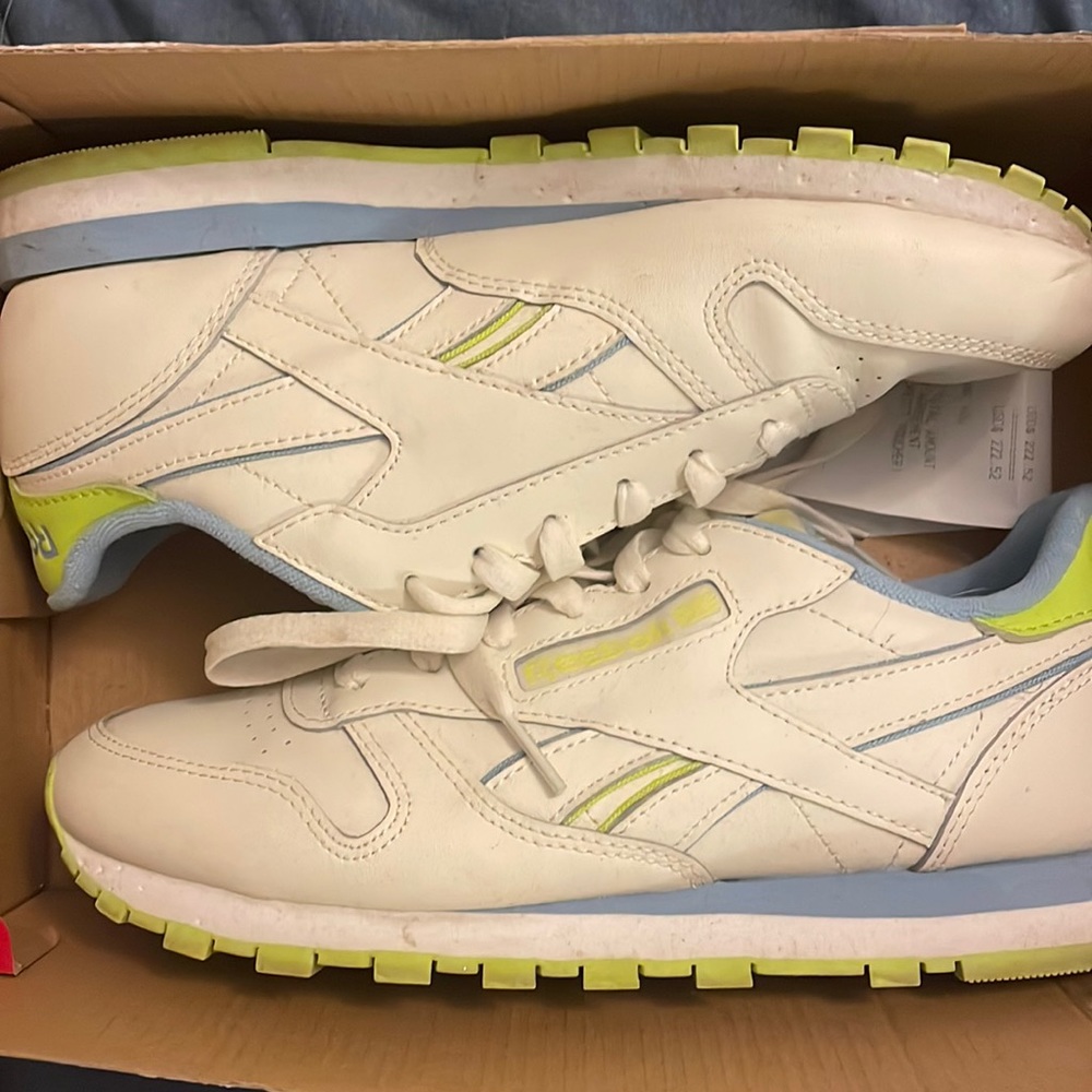 Women’s Reebok sneakers size 7.5 white